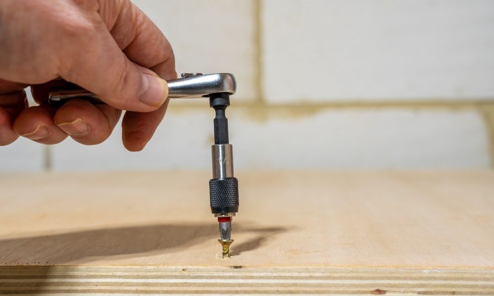What Is a Reversing Screw and How Does It Work?